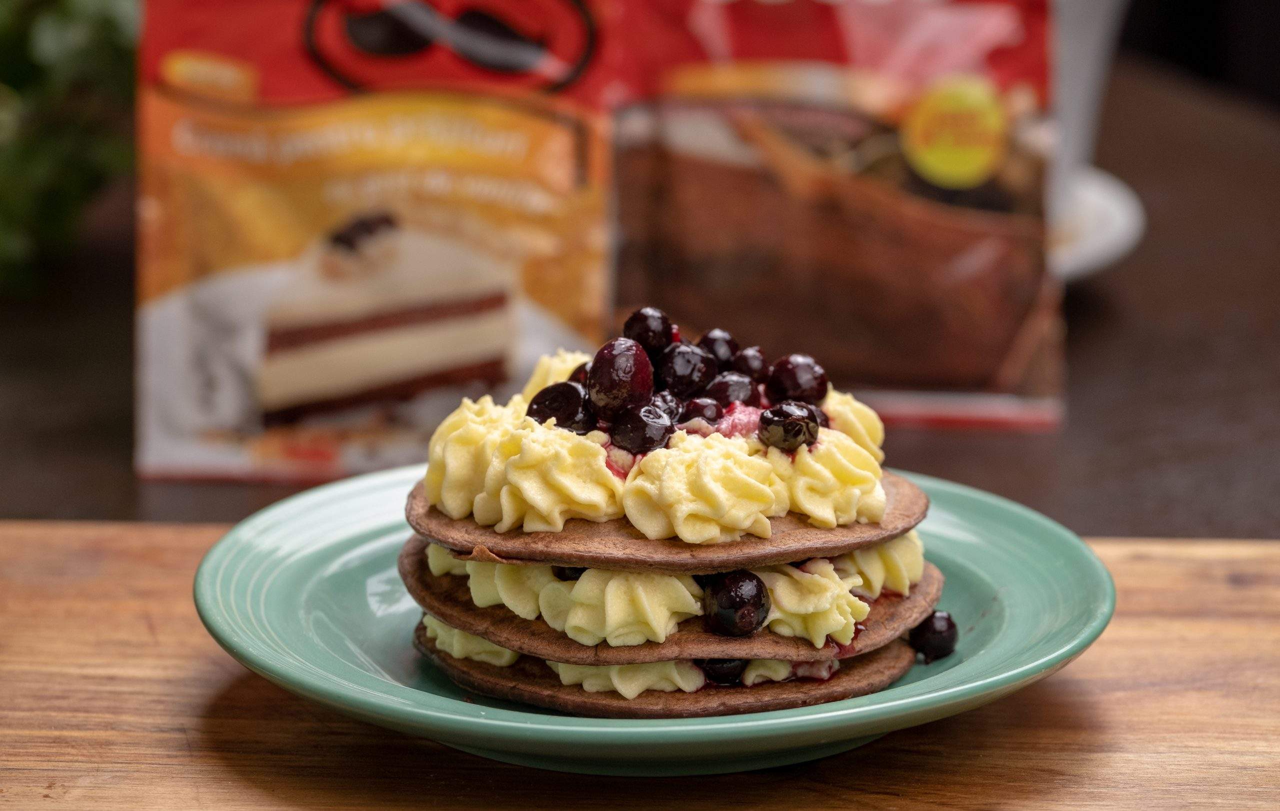 Pancakes-cu-crema-de-vanilie-si-sos-de-afine-scaled.jpg.jpeg