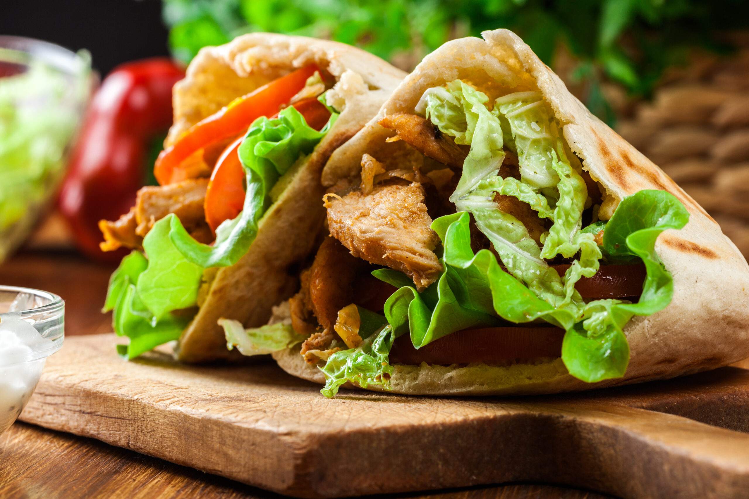 Doner,Kebab,-,Fried,Chicken,Meat,With,Vegetables,In,Pita