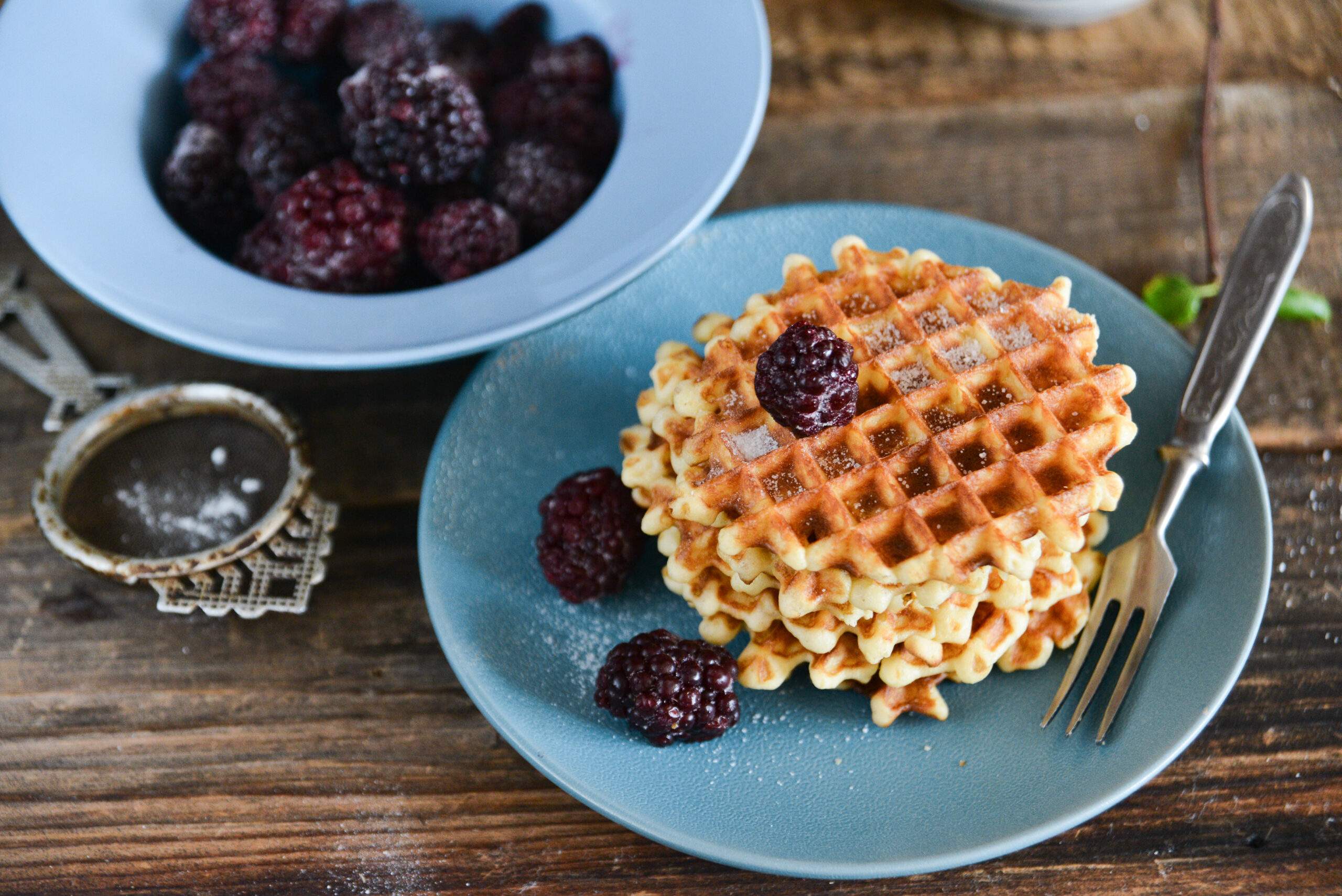 Dessert:,Round,Waffles,With,Fresh,Berries,Blackberries,And,Icing,Sugar