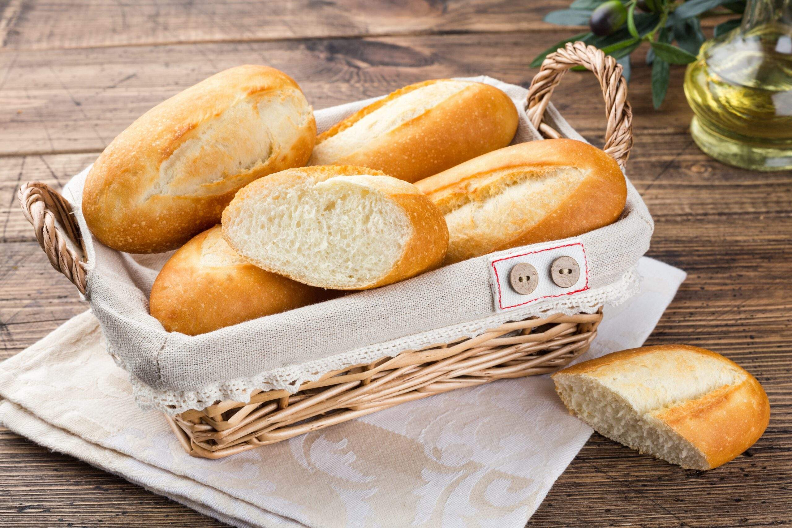 Crispy,Bread,Bun,,In,A,Bread,Basket