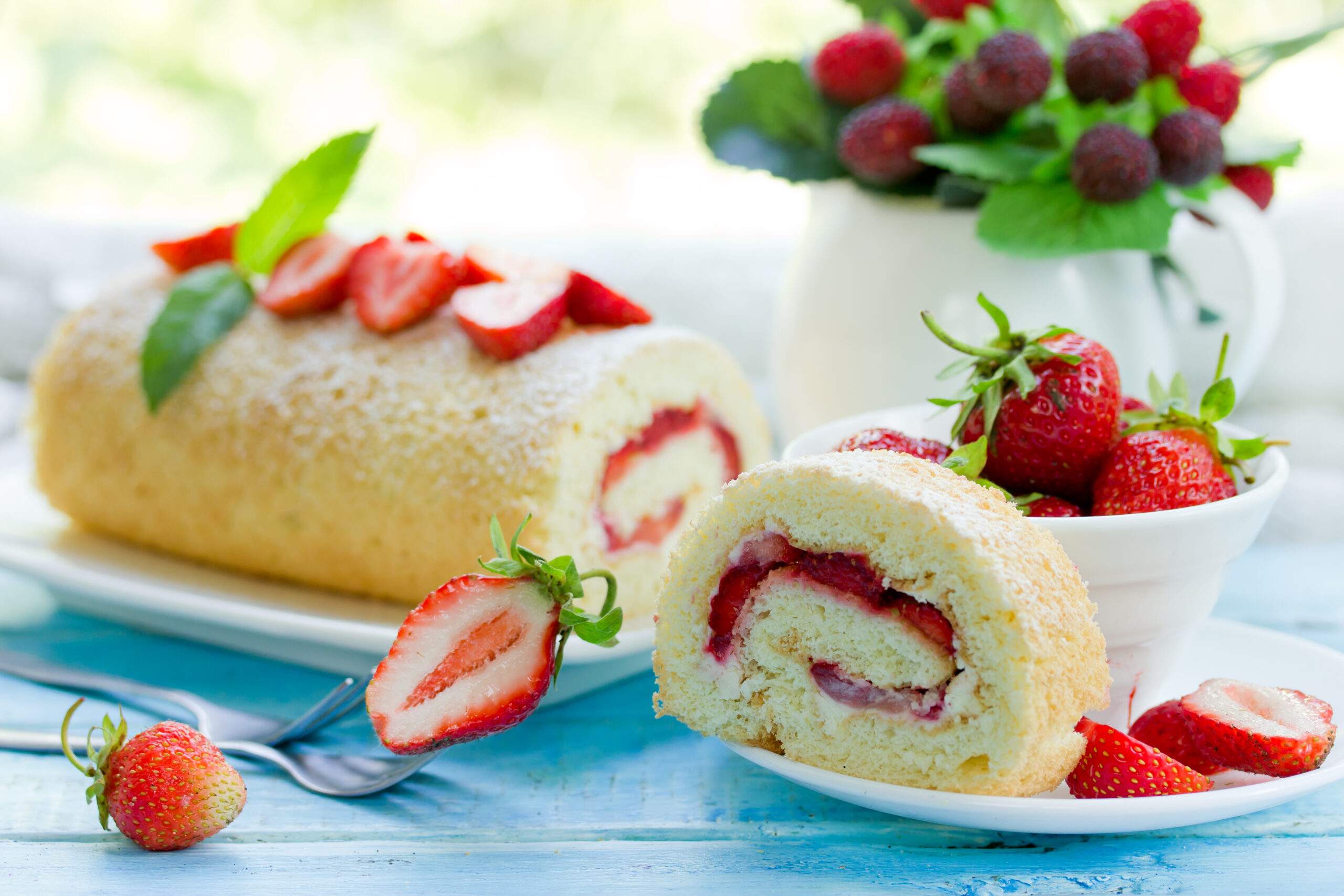 Homemade,Swiss,Roll,Biscuit,Cake,With,Fresh,Strawberries