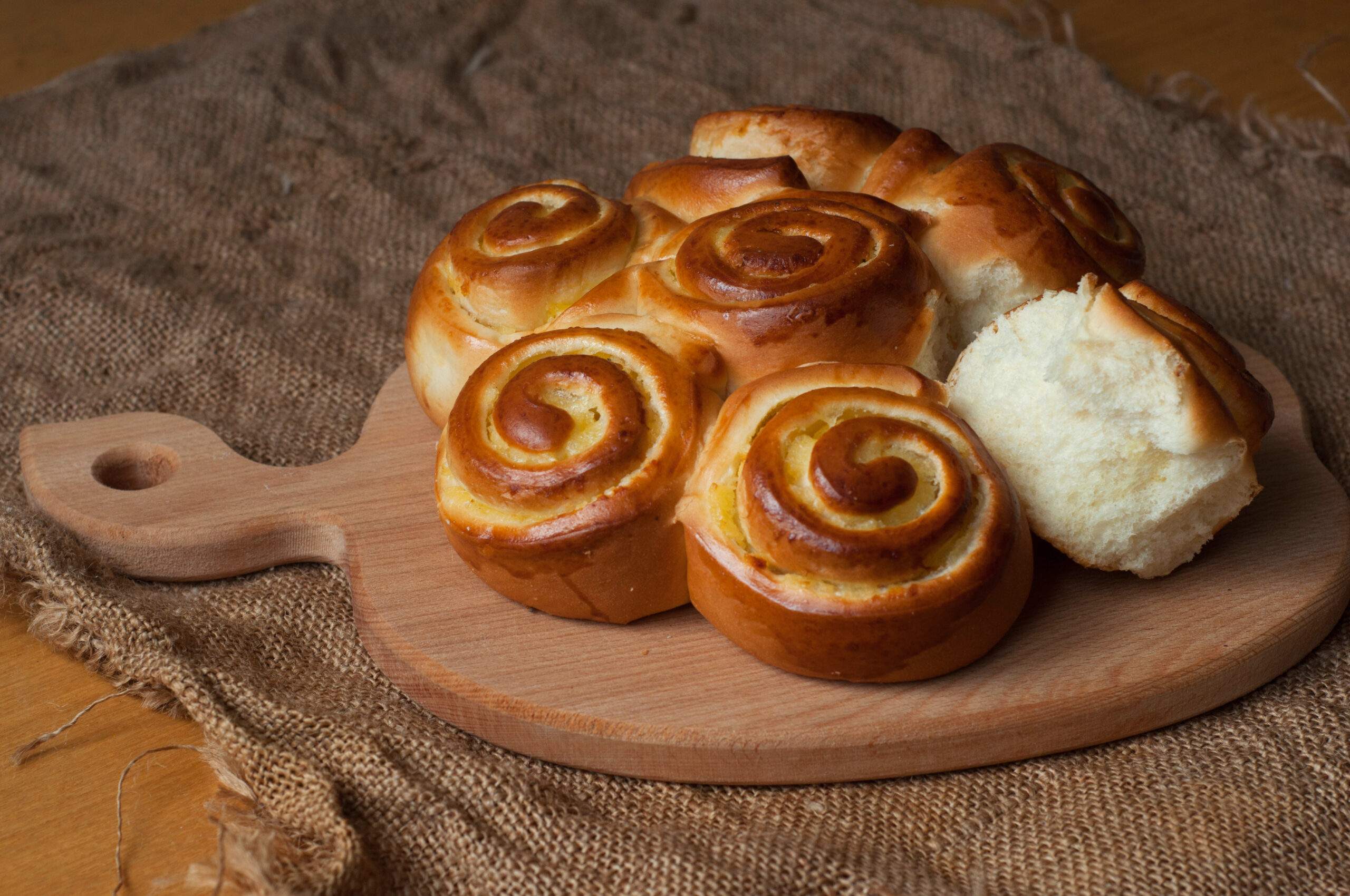 Delicious,And,Beautiful,Rose,Puff,Pastries,On,The,Wooden,Board