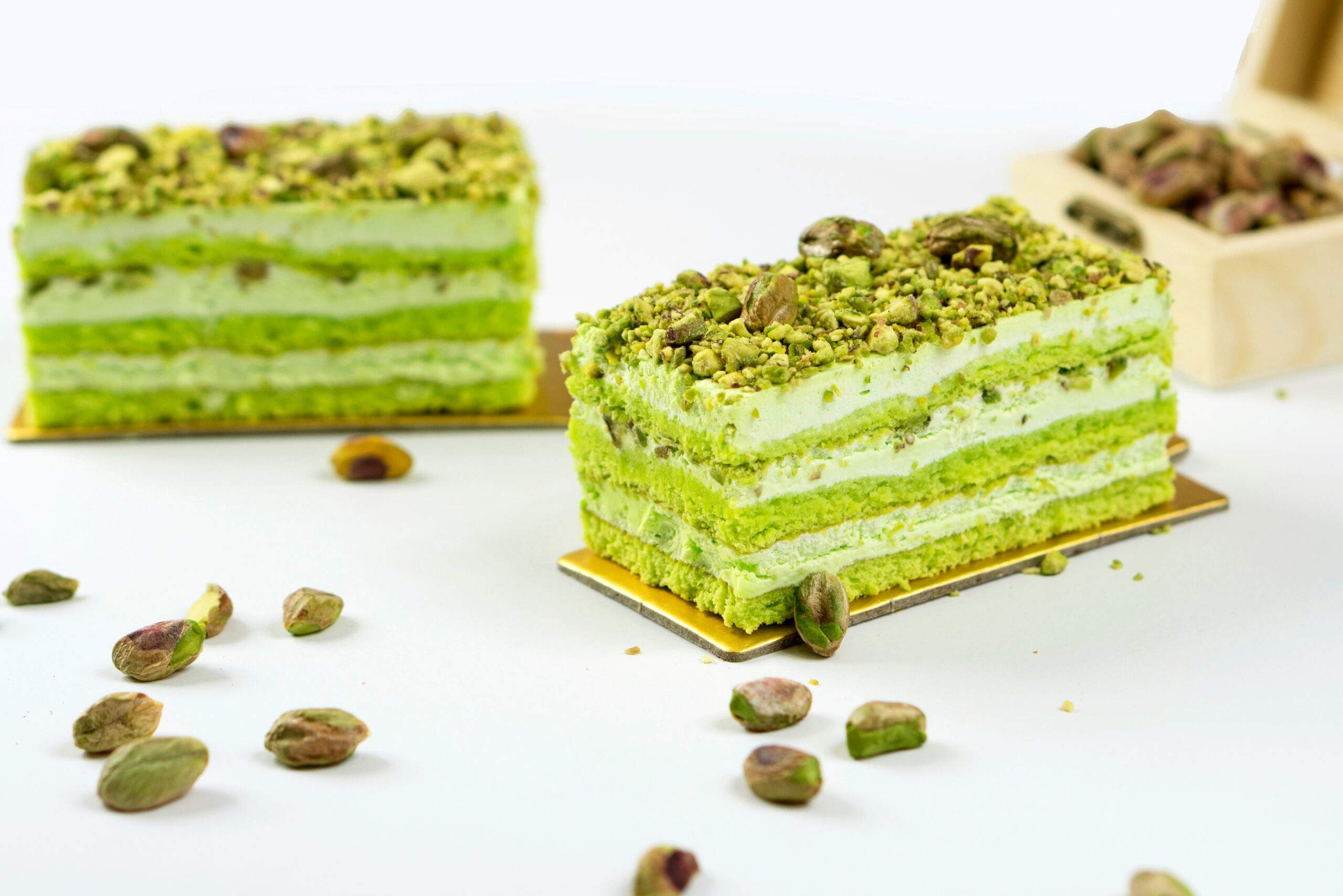 Green,Sicilian,Pistachio-cake,Slice,With,Vanilla,,Almond,And,Nuts,Toppings